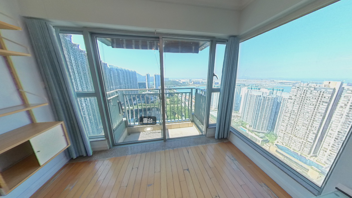 單位屬映灣園優質戶，客廳和主人套房均望開揚機場海景和園景。(代理提供)