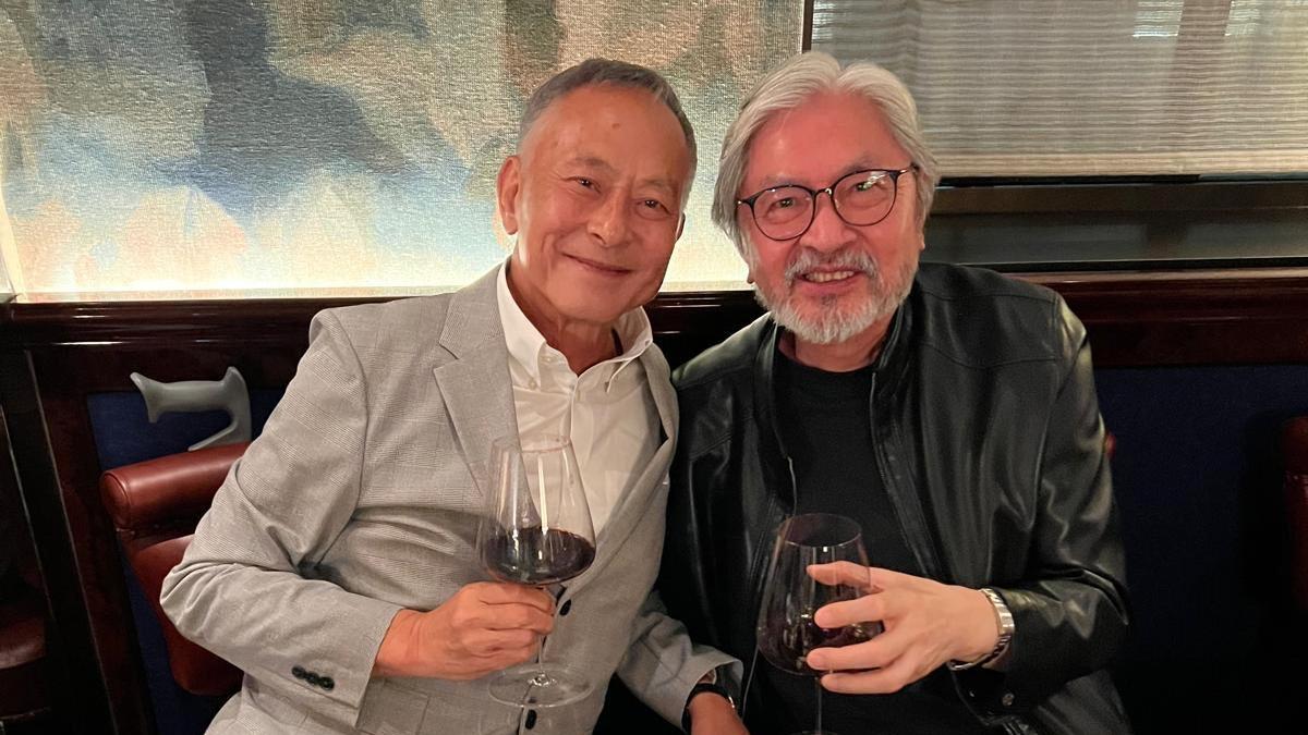 曾俊華(右)日前出席杜Sir(左)嘅70歲生日派對。(曾俊華FB)