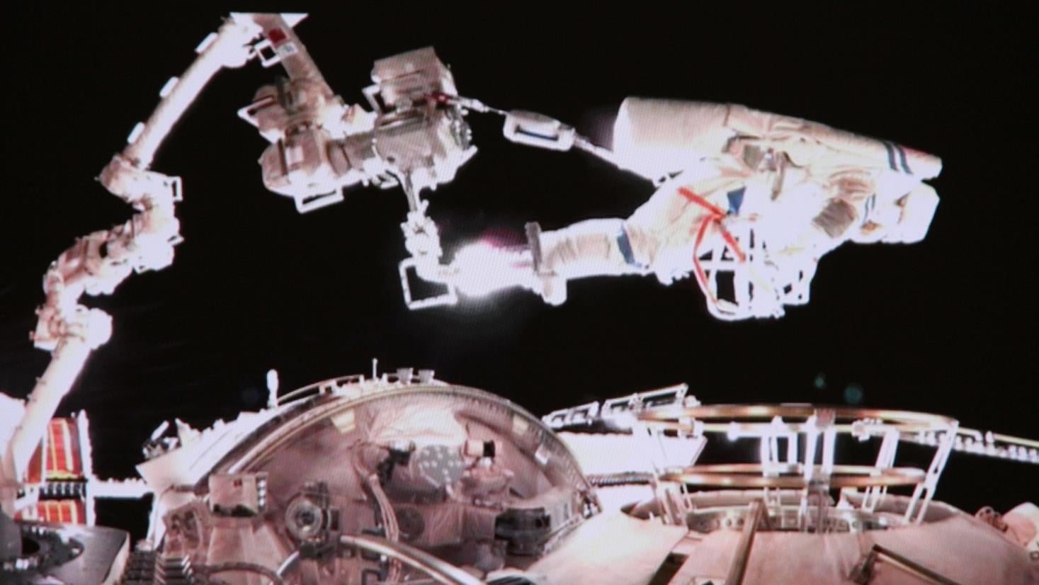 神舟二十號航天員 圓滿完成首次出艙活動