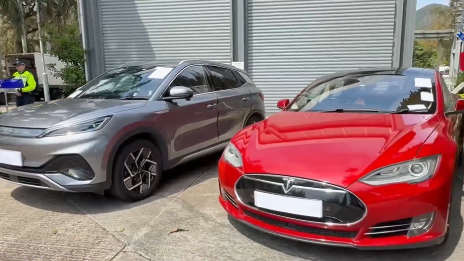 新界南總區交通部打擊「白牌車」。