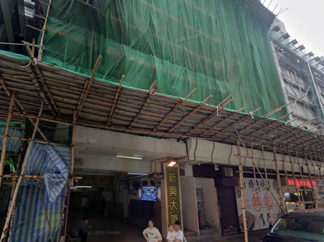 旺角新興大廈劏房傳臭味，業主兒子登門揭男租客倒斃在內。(Google街景截圖)