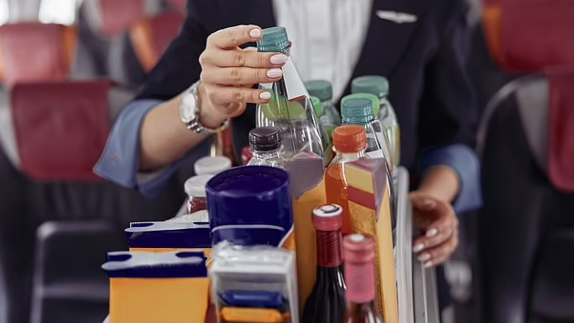 空姐竟最怕乘客點這兩款飲品！原因令人意想不到
