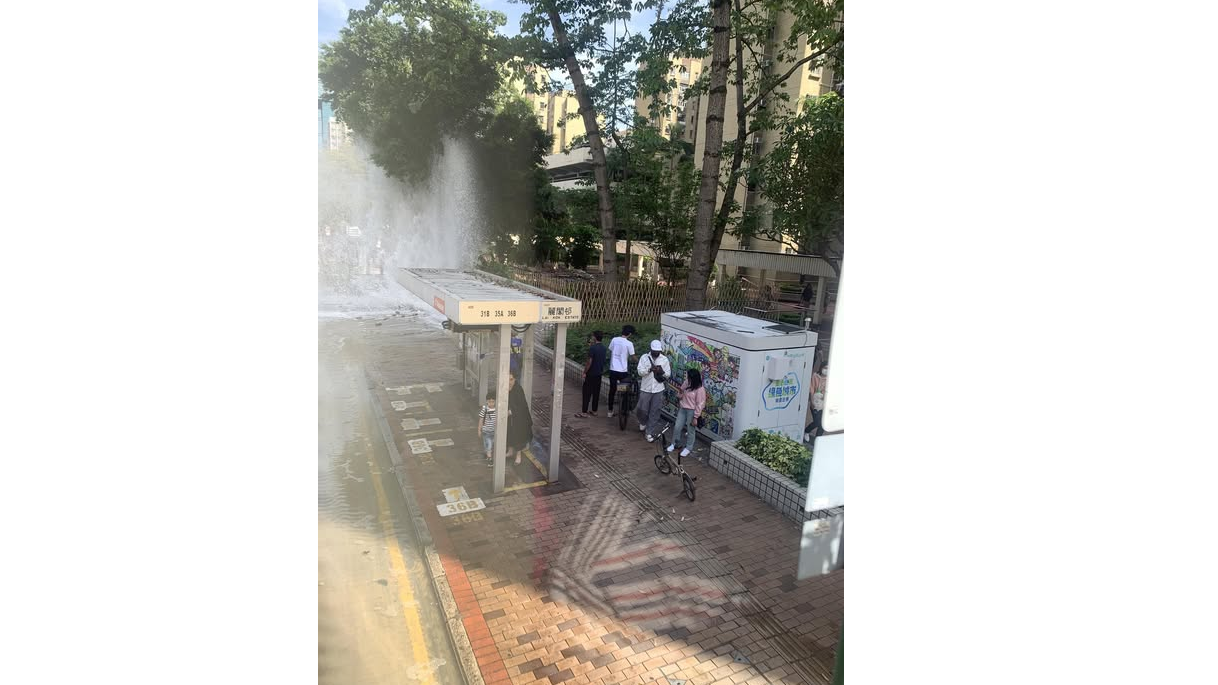 現場水柱達數米高。(FB「長沙灣關注組」)