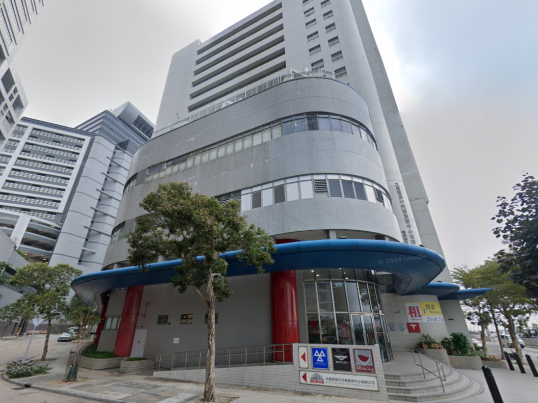 鴨脷洲車行電動車電池起火「自焚」，約30人疏散。(Google街景截圖)