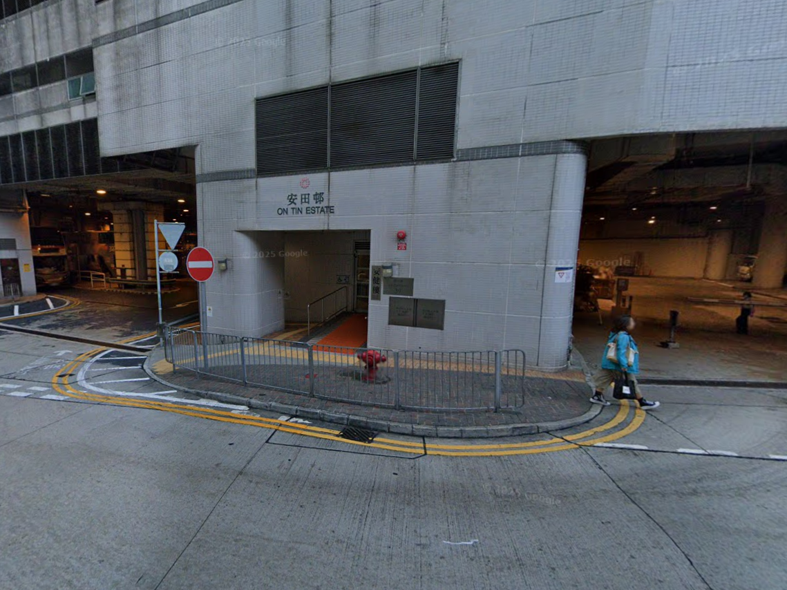 藍田毒品快餐車泊𨋢旁圖交收，警拘56歲司機檢2.9萬元毒品。(Google街景截圖)