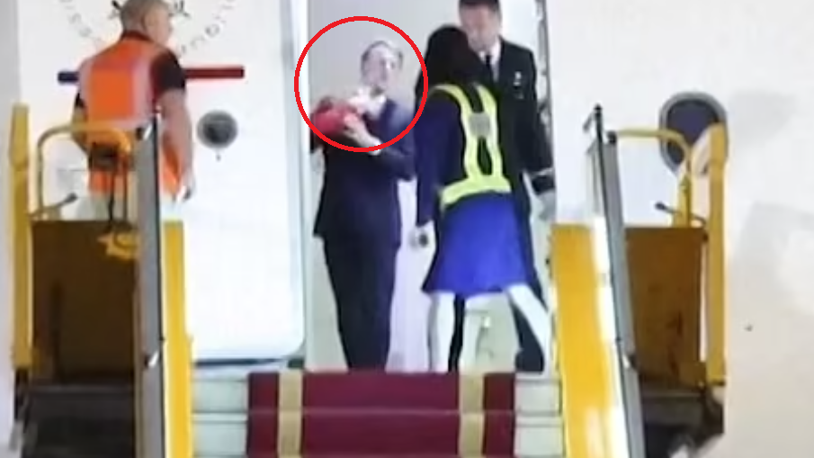 馬克龍訪越南 落機前被拍到遭妻推撞面部 引起婚姻關注(有片)