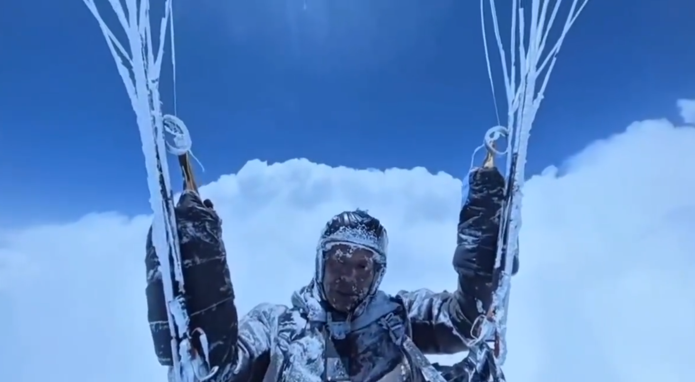 內地一名滑翔傘愛好者於祁連山滑翔飛行時，意外被雲吸上海拔8598米高空，事後全身凍成冰竟仍大難不死。(影片截圖)