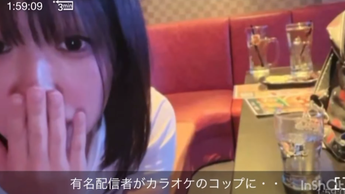 一名女子在日本一間連鎖卡拉OK內直播不雅行為。(影片截圖)