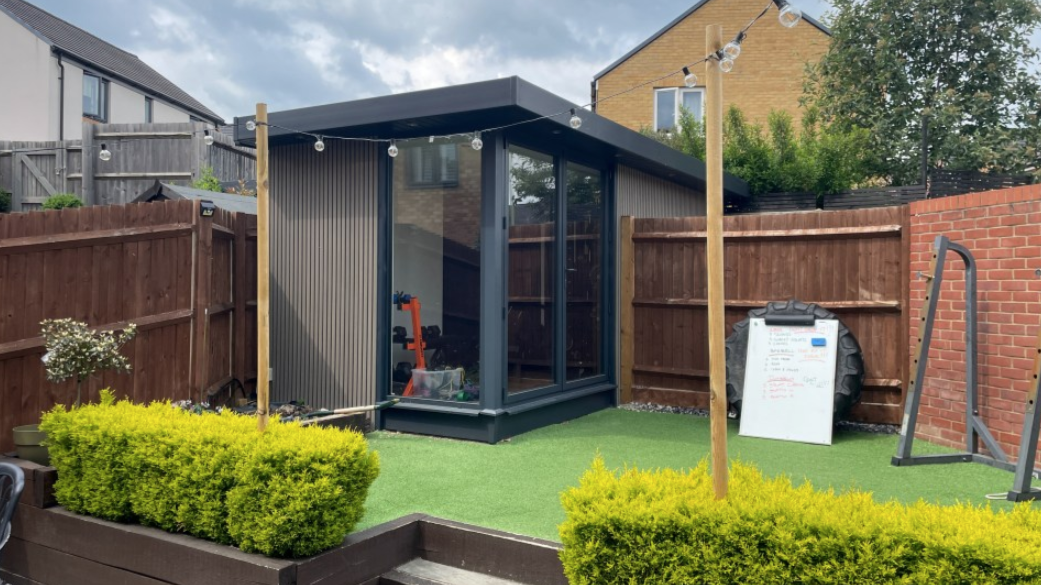 移民英國｜夫婦獨立屋自家範圍建健身室都唔得？被指影響居民須拆掉 究竟誰有道理？