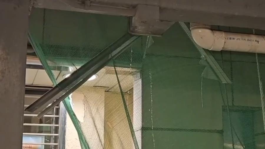 象山邨天降鋁窗濺傷男途人腳部，52歲男住戶被補。(網上截圖)