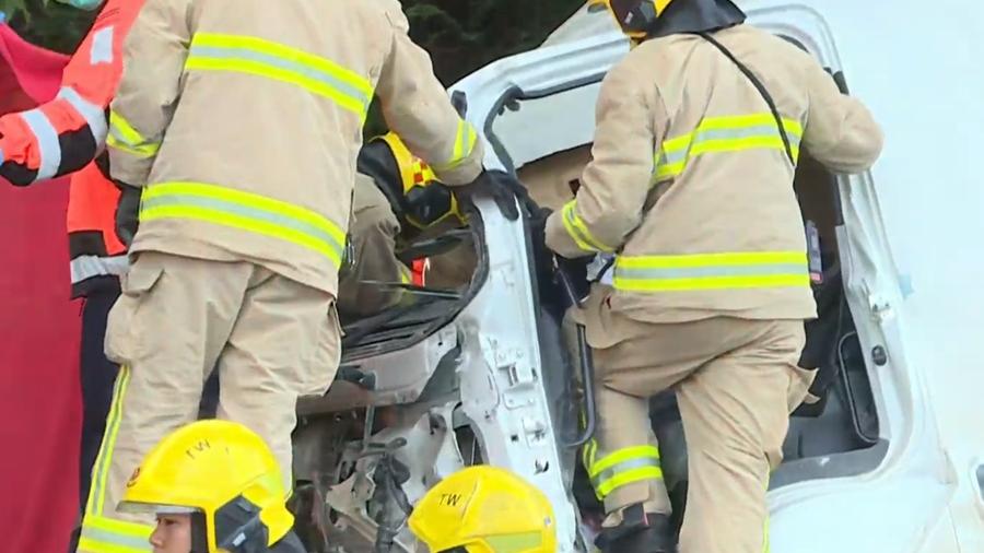 青衣運油車撞斷燈柱撼石壆，司機一度被困。(有線新聞截圖)