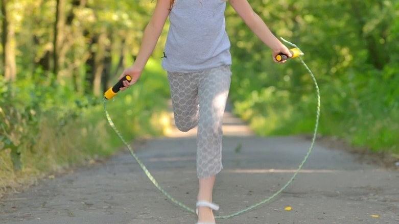 深圳8歲女跳繩後，卵巢轉4圈扭成麻繩。(網上圖片)