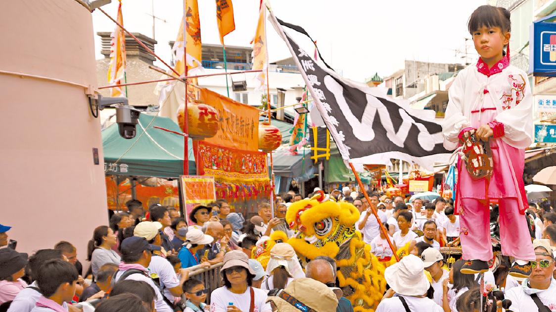太平清醮長洲丁財旺 平安包大賣 旅客讚飄色有魅力 商戶指與黃金周相連添客源