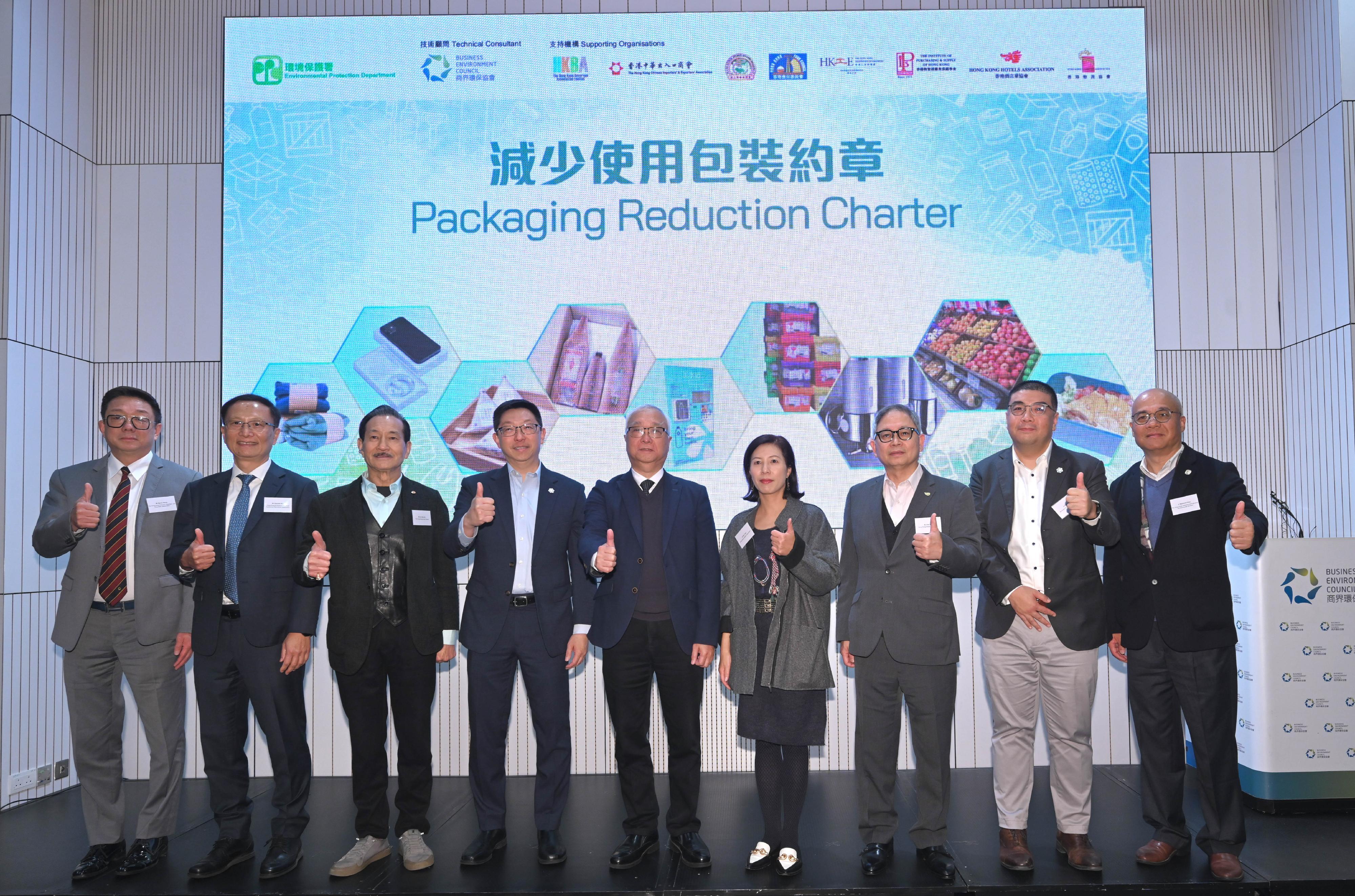 謝展寰表示，要避免環保政策在艱難時期加重市民和經營困難者的負擔。（謝展寰網誌截圖）