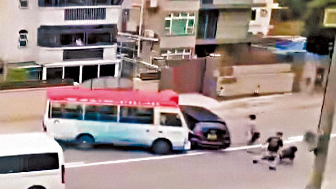 疑涉黑幫爭奪小巴生意利益 小巴遭攔截 兩撞私家車逃脫