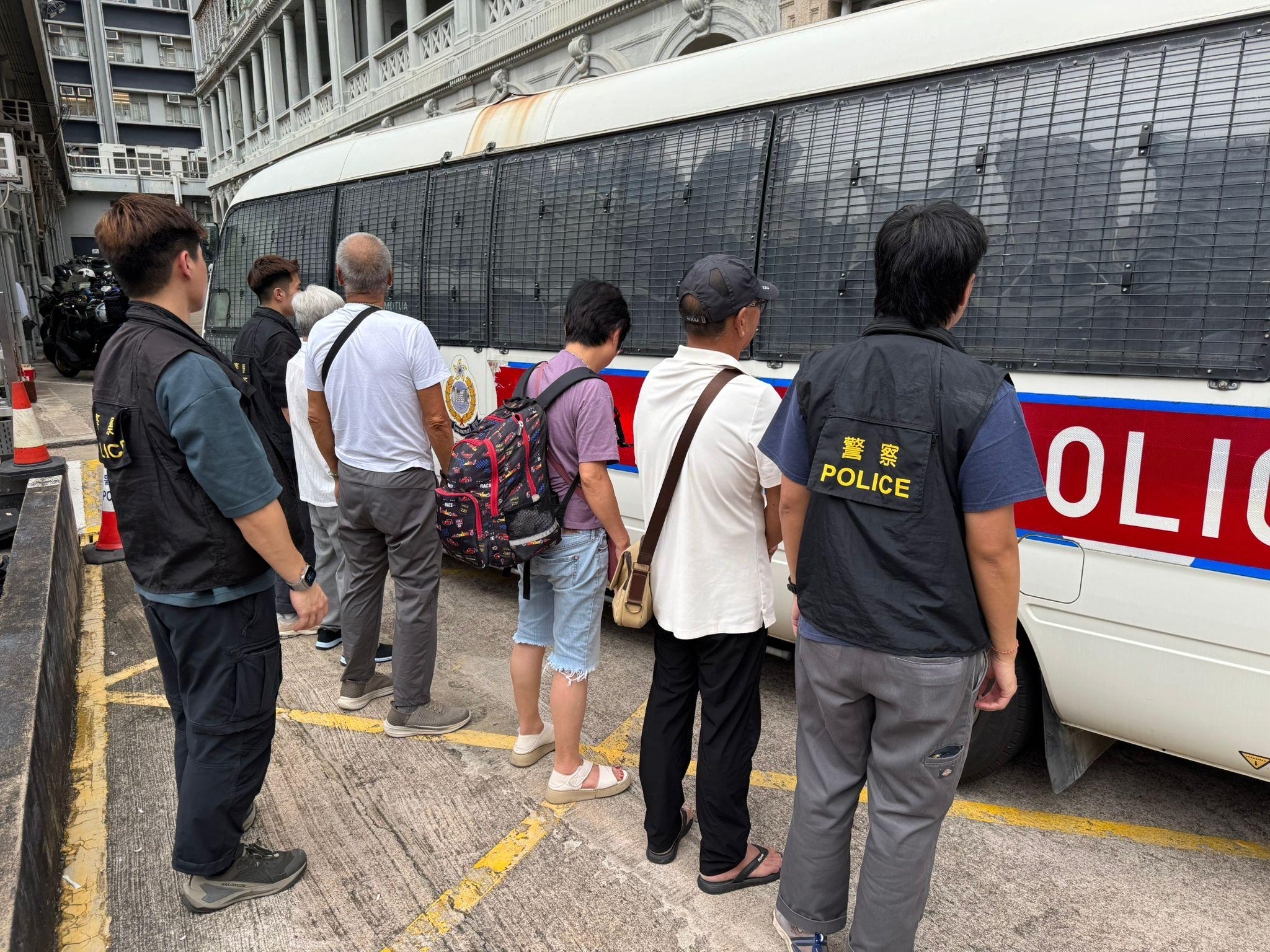 警大角咀打擊街頭聚賭拘4人，最年長74歲。(警方圖片)