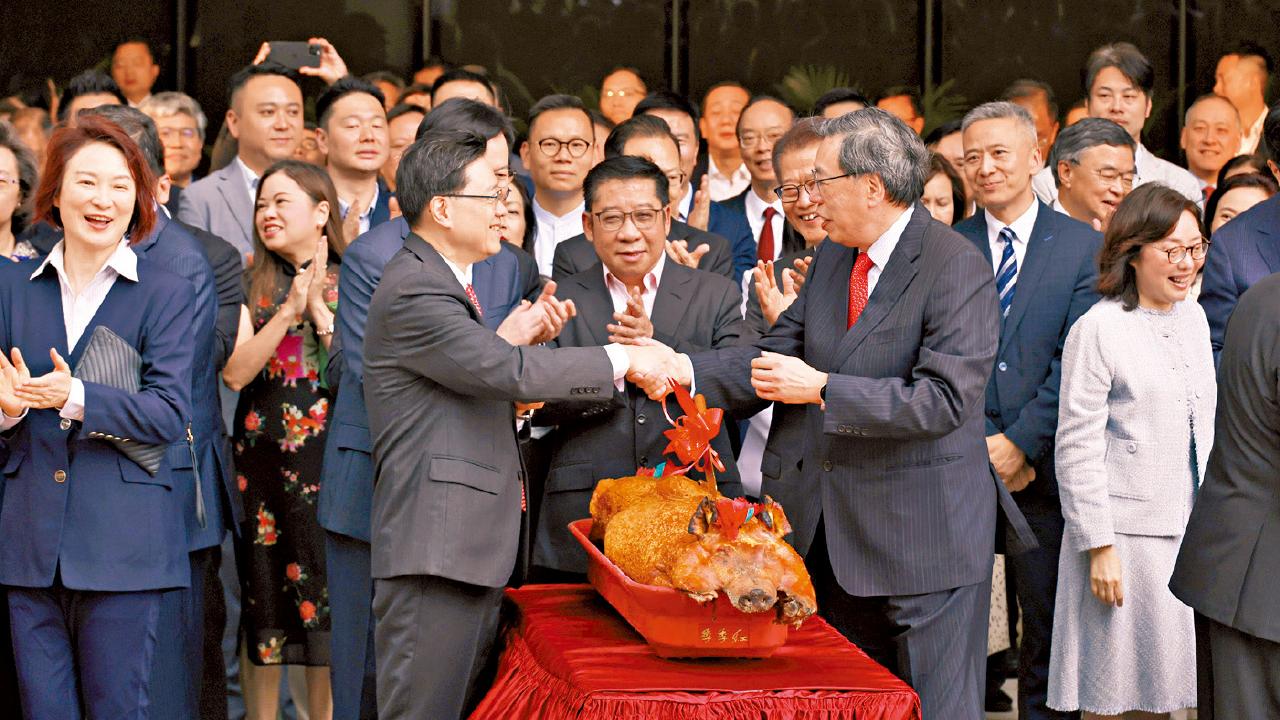 梁君彥李家超空中花園植樹 立會外牆巨「立」五色交替