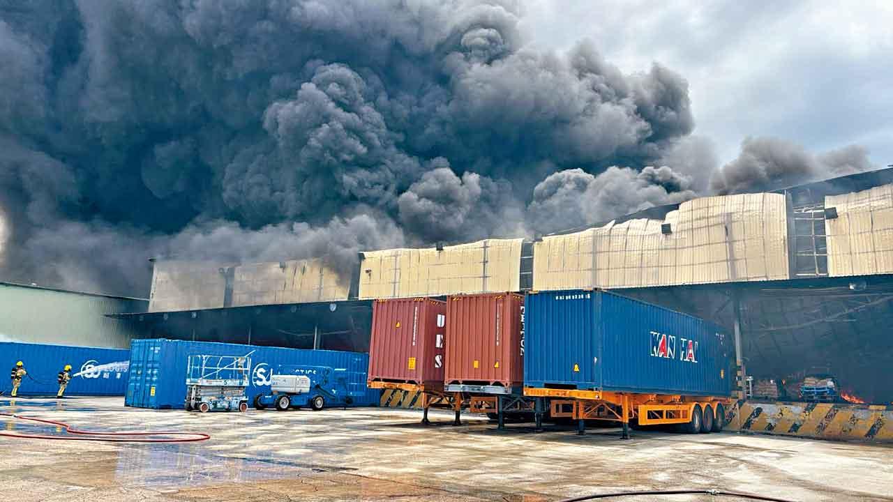 天水圍物流公司三級火警 倉庫職員二級燒傷 消防吸入濃煙不適