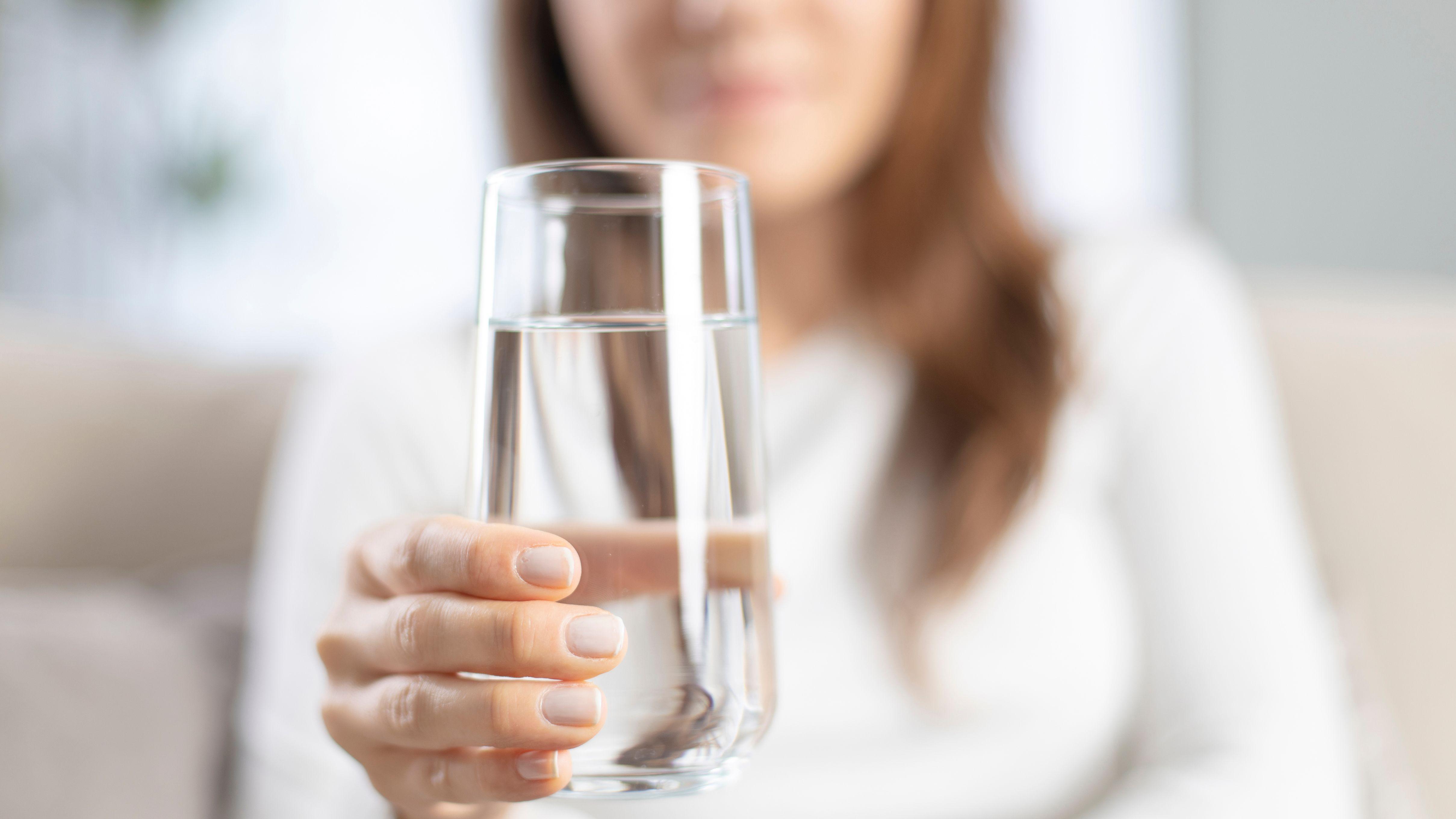 高血壓 喝水 降血壓 穩定血壓 血管 喝水量 代謝 心臟負擔