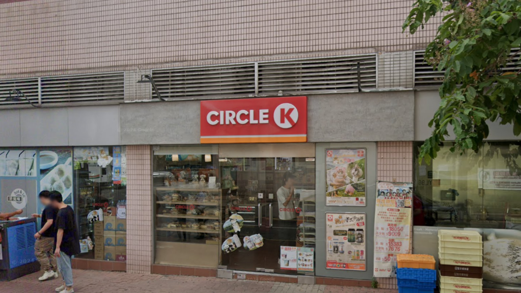 天水圍獨行賊持刀劫便利店，掠去2000元現金及一包香煙後遁逃。(Google街景截圖)