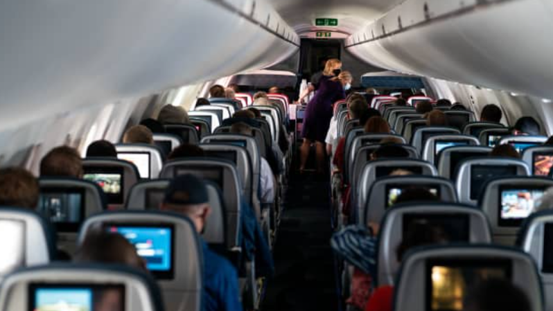 飛機落地乘客心急起身佔通道拿行李 土耳其出招整頓罰款2000元