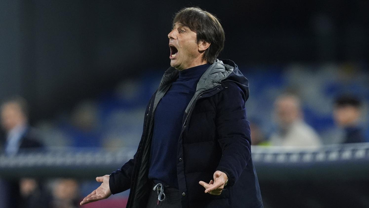 拿玻里主帥干地。(路透社)