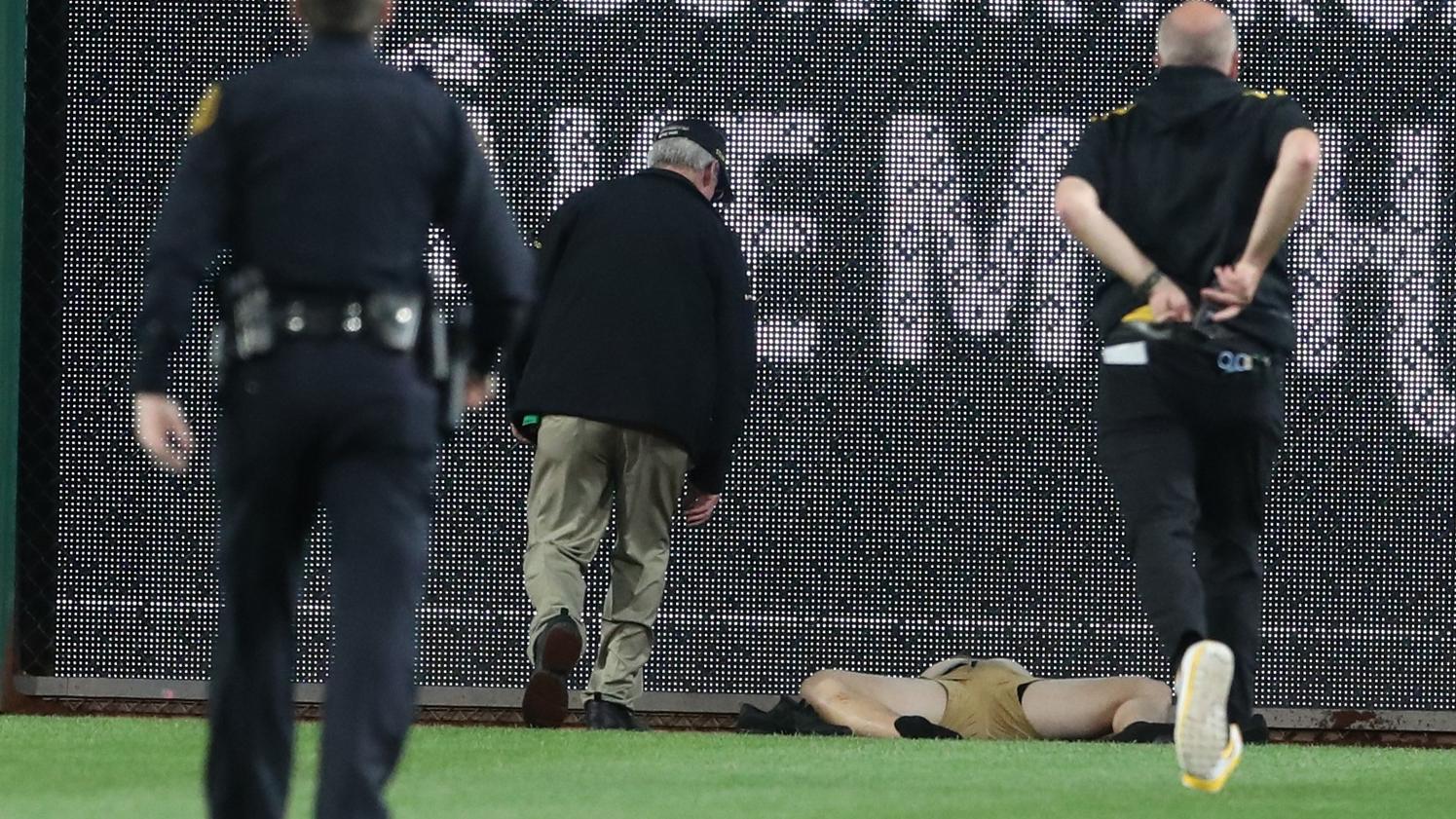 一名男子在美職棒比賽期間，從看台掉下危殆。(路透社)