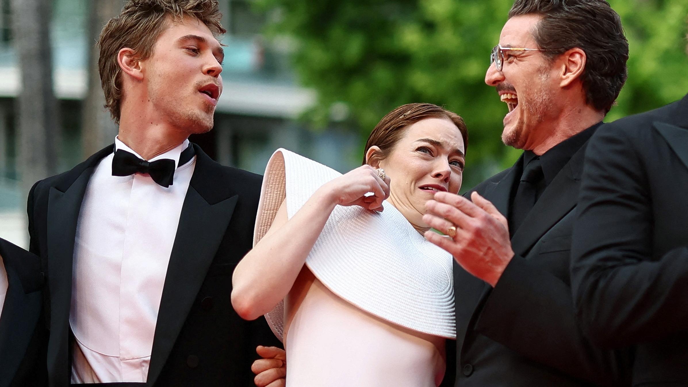 康城影展2025｜愛瑪史東遭「蜂襲」驚惶失措 獲兩大型男「英雄救美」