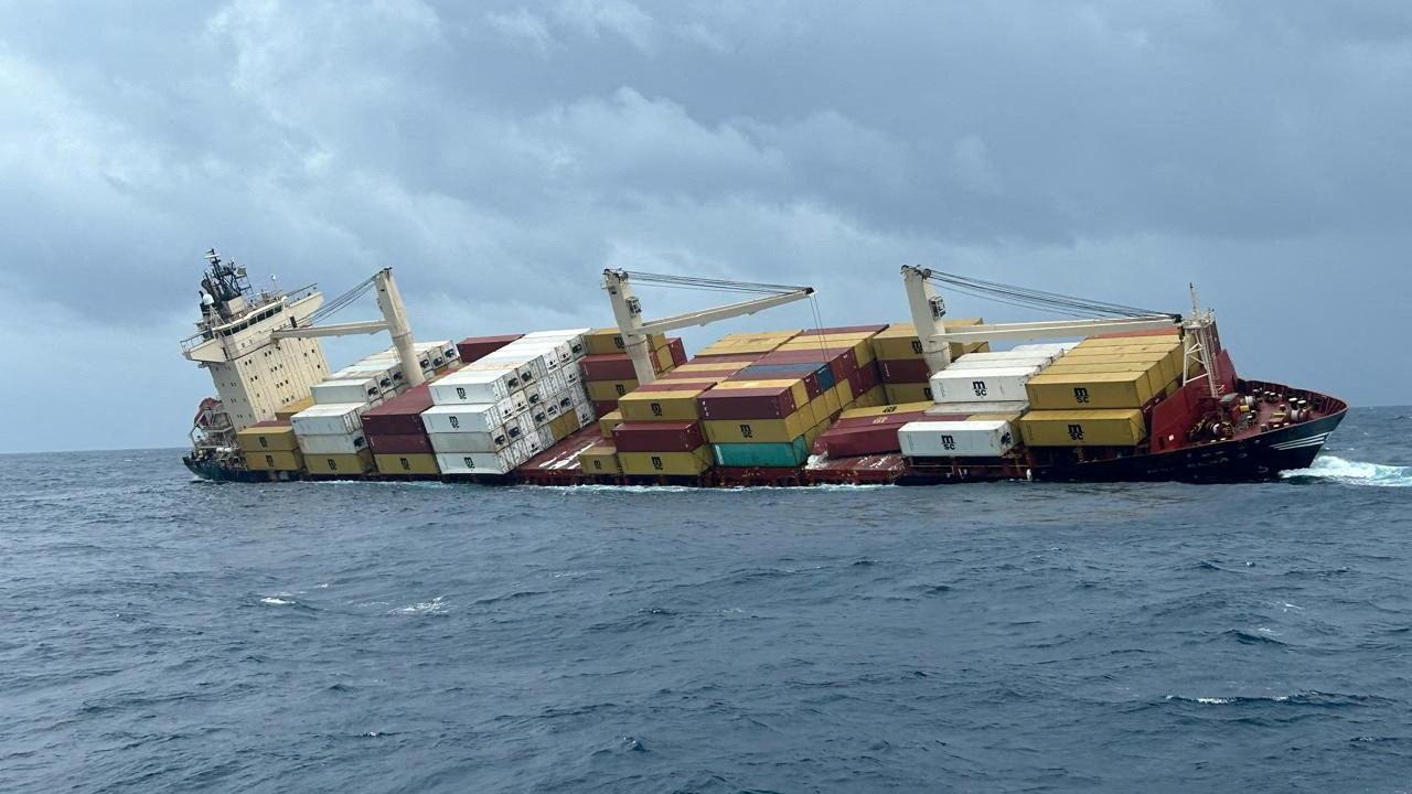 一艘掛利比利亞國旗的貨船在印度南部翻沉。(路透社)