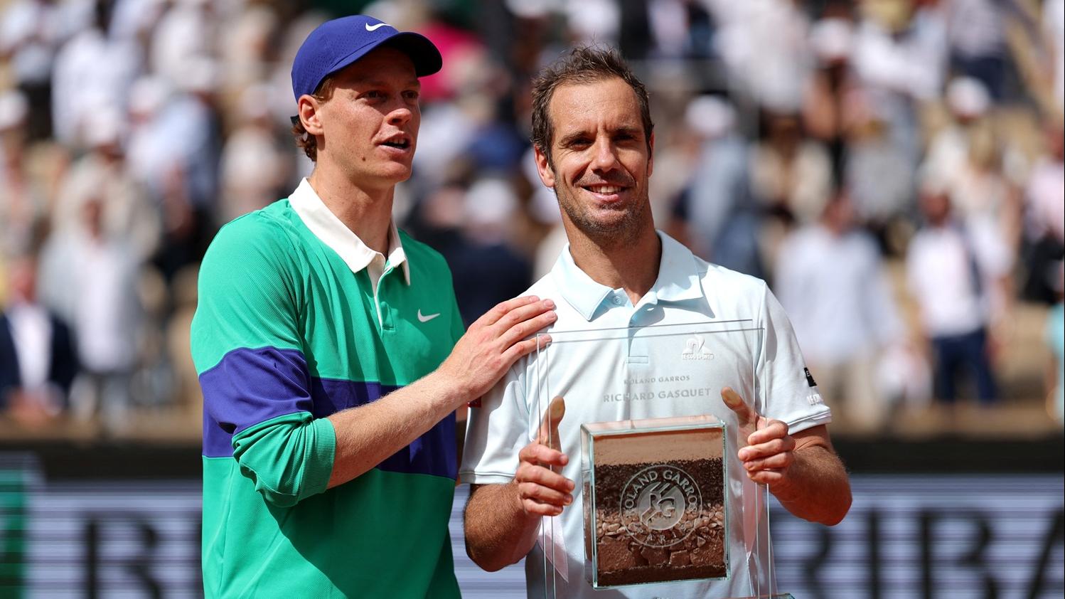 仙拿擊敗加斯基特後，賽會為掛拍的加斯基特舉行儀式。(路透社)