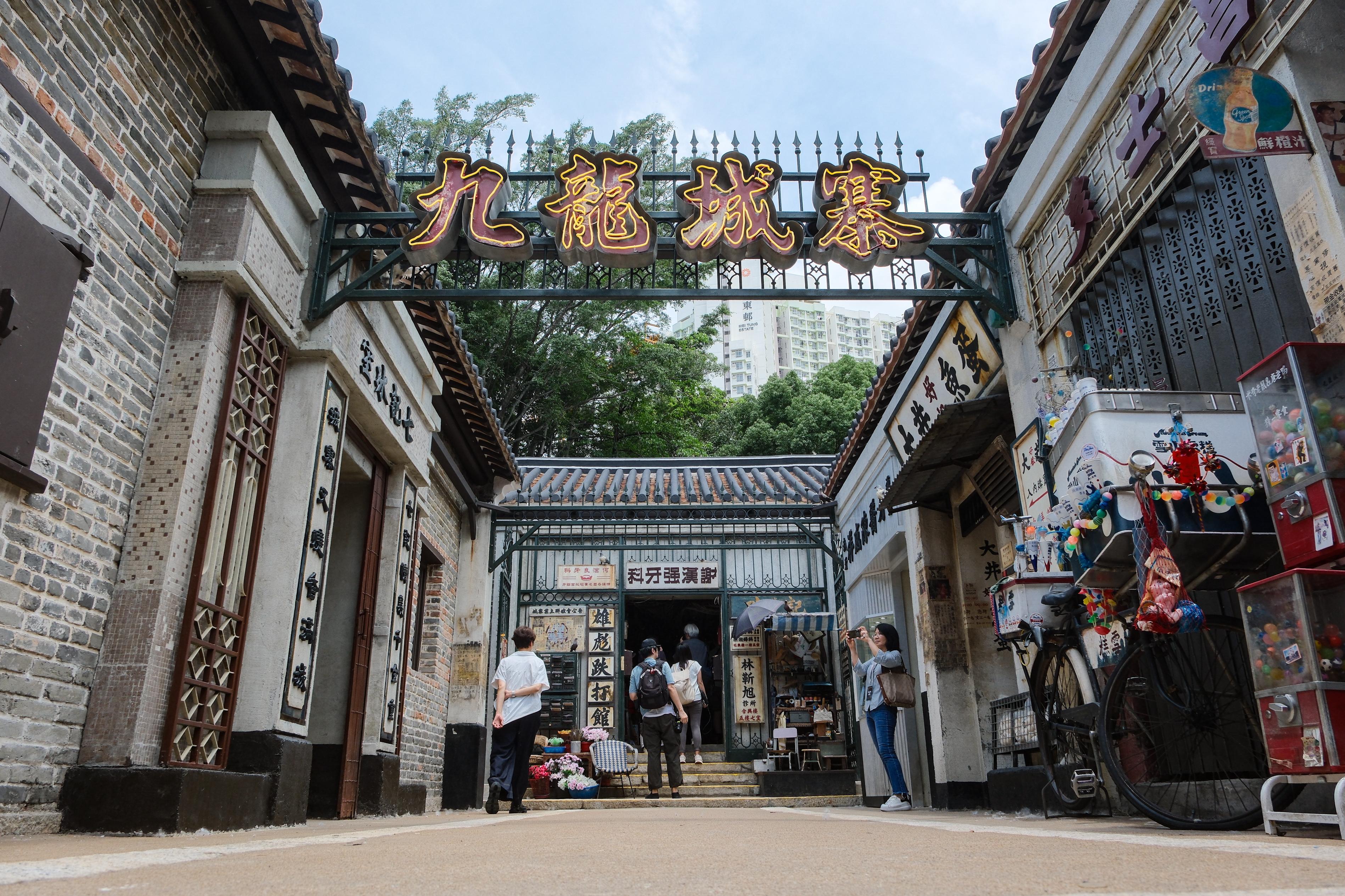 九龍城寨光影之旅電影場景展在香港九龍寨城公園展出。展覽以電影《九龍城寨之圍城》的電影場景為主題。（中通社）