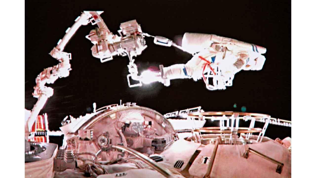 神舟二十號航天員 圓滿完成首次出艙活動