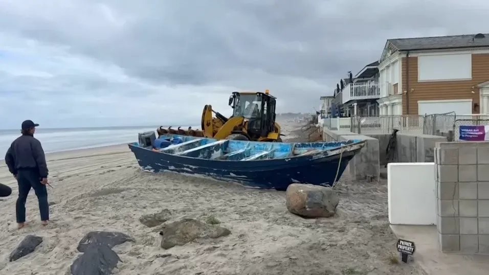 事發船隻上留有救生衣、防水手機袋、水瓶等物品。（圖／美聯社）