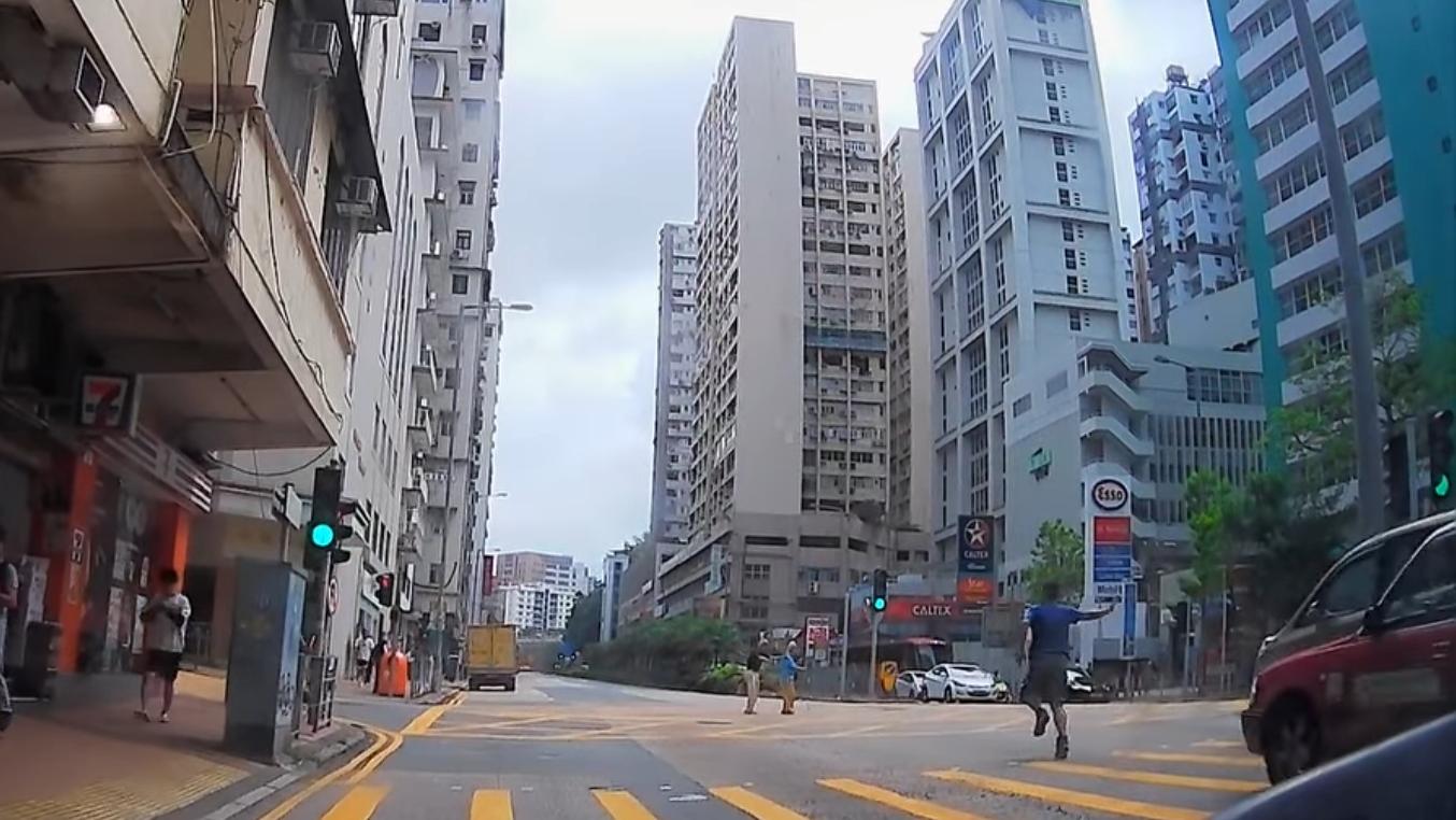車Cam直擊｜窩打老道兩長者撐拐杖亂過路，兩男護送返行人路送回家。（fb「車cam L（香港群組）」圖片）