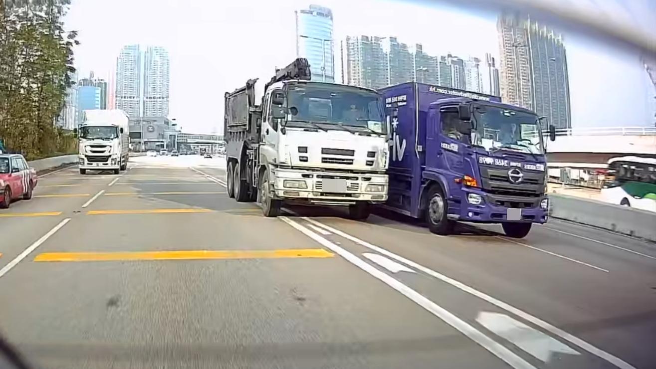 西九龍公路泥頭車與貨車爭路撞水馬。（fb「車cam L（香港群組）」截圖）
