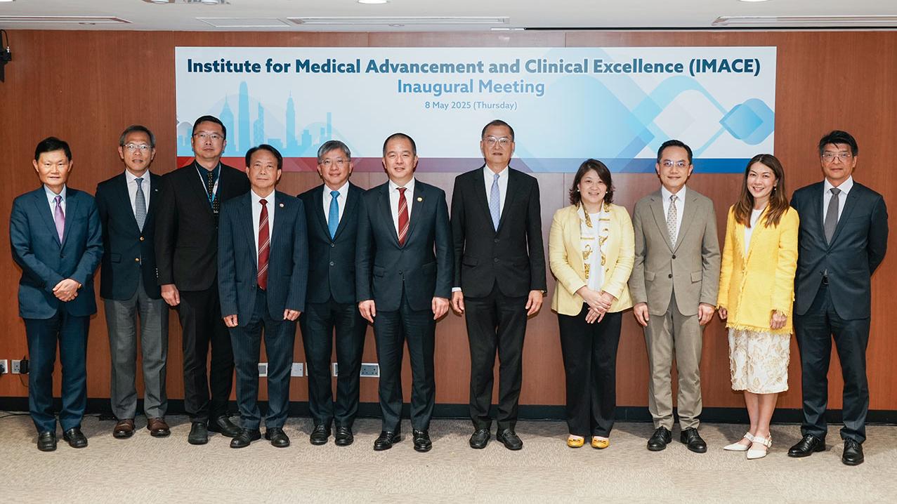 盧寵茂(右五)、陳松青(左五)、李夏茵(右四)參與醫卓所揭幕，中為醫卓所首任召集人梁嘉傑。