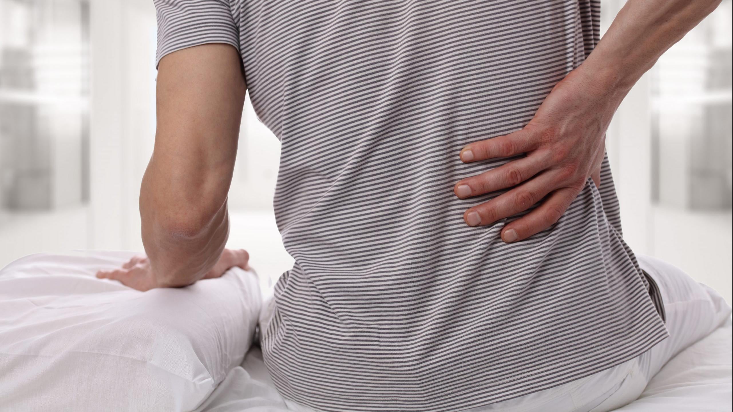 強直性脊椎炎是一種慢性發炎性關節疾病，常見於20至40歲的年輕男性，早期症狀容易與一般腰痠背痛混淆，容易被忽視。