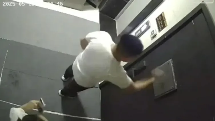 屋主與鄰居結怨　福建民宿被狂敲門令遊客退房。（《鳳凰網》）