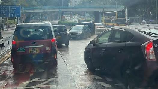 公主道發生交通意外。（fb「車cam L（香港群組）」圖片）