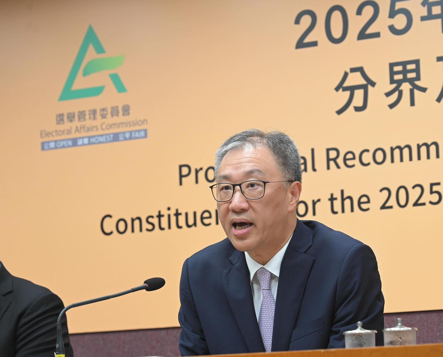 選舉管理委員會主席陸啟康早前去信全港中六學生，呼籲在今年9月25日或之前年滿18歲的同學登記成為選民，並在今年12月7日舉行的立法會換屆選舉中行使他們的投票權。(政制及內地事務局FB)