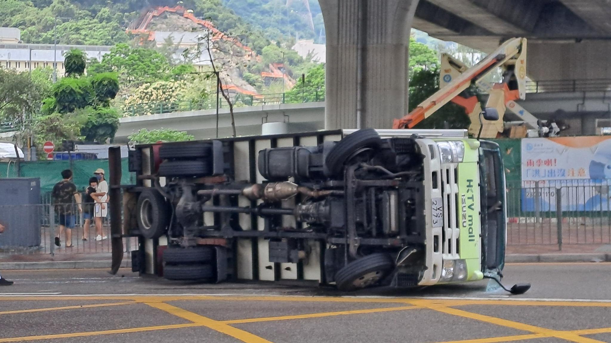 荔枝角HKTV mall貨車翻側，車上2人一度被困(FB交通及突發事故報料區圖片)