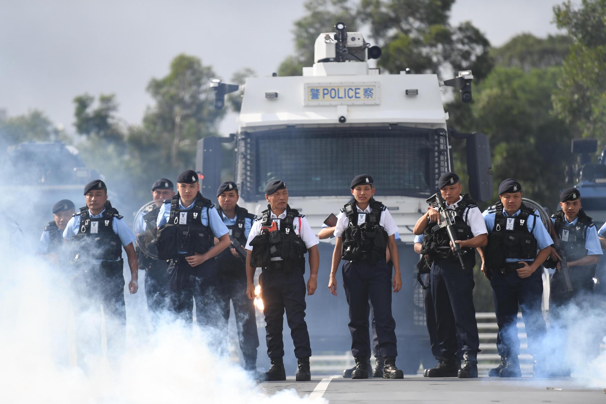 保安局局長鄧炳強表示，截至今年3月底，警隊有5765個空缺，空缺率為17.4%，與過去3年的數據相若。在今個財政年度，警隊的招聘目標為130名見習督察及1140名警員。(香港警察FB)