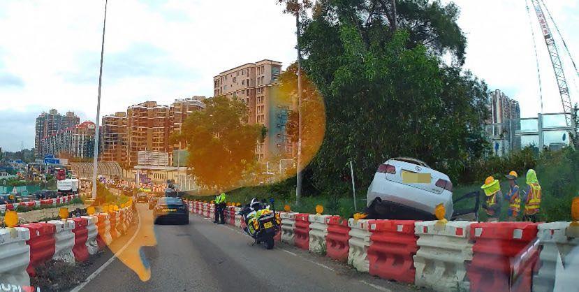 元朗私家車失控剷上山坡，司機手傷送院。(車cam L（香港群組）)