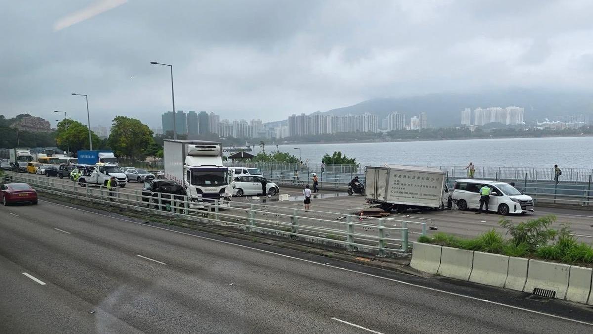 吐露港公路發生5車連環「串燒」車禍。（fb「馬路的事 (即時交通資訊台)」圖片）