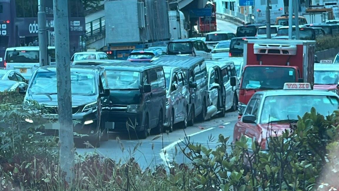 紅磡康莊道8車連環「串燒」相撞，3人受傷。（fb「車cam L（香港群組）」圖片）