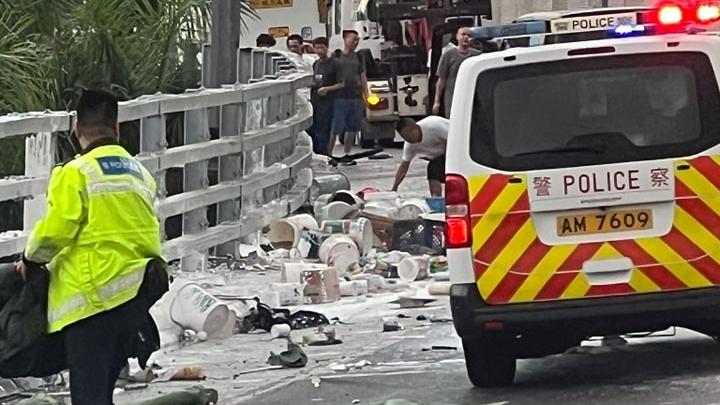 粉嶺公路發生3車「串燒」車禍。（fb「香港突發事故報料區2.0」圖片）