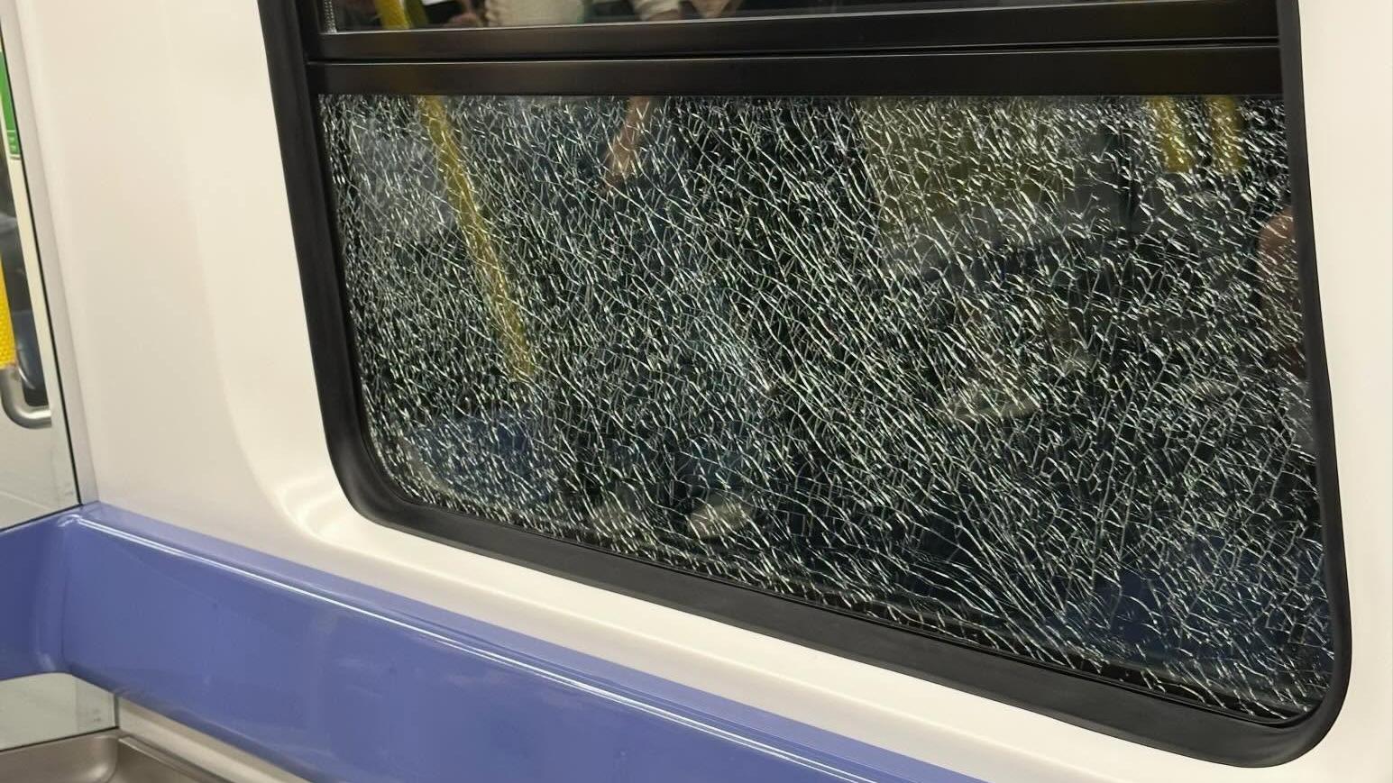 觀塘綫有列車車窗破裂。社交平台有網民上載兩張港鐵列車車窗破裂的相片，據報事發於本周四(29日)晚上，乘客需要落車轉乘其他列車。該網民形容事發時「後面pok（噗）一聲爆玻璃，驚，樂富全部落車」。(Threads)