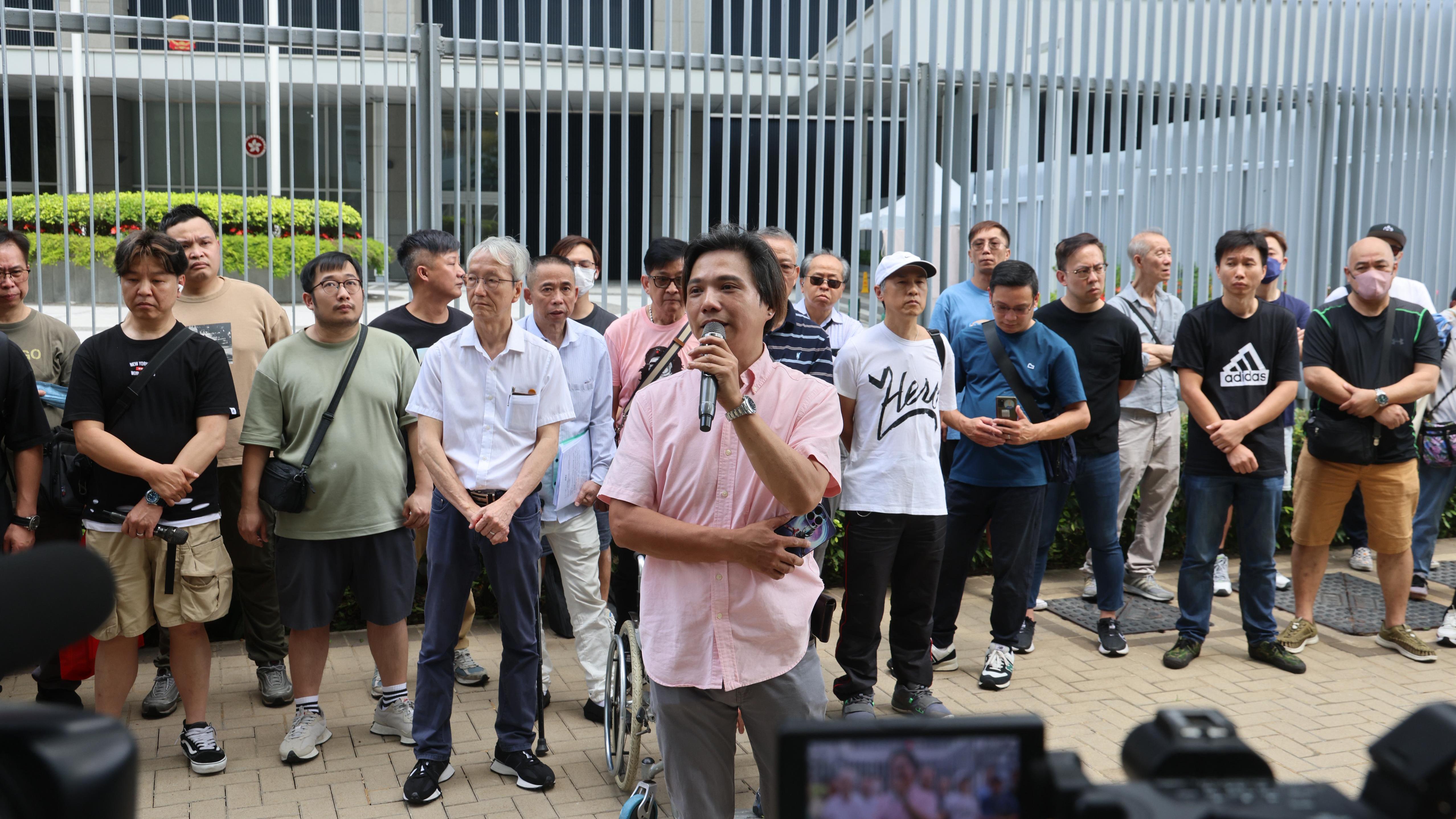 的士車主請願要求打擊白牌車，李家超指業界需重視社會對的士的負面評價