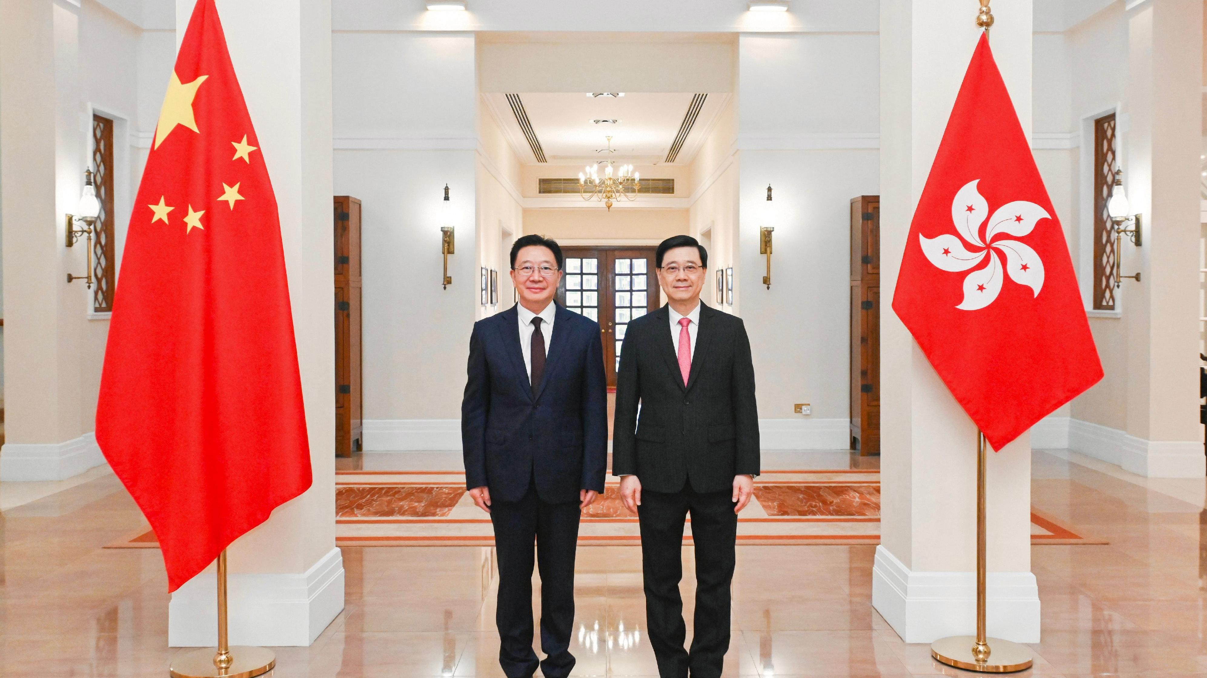 李家超與新任中聯辦主任周霽會面，交流香港社會情況等