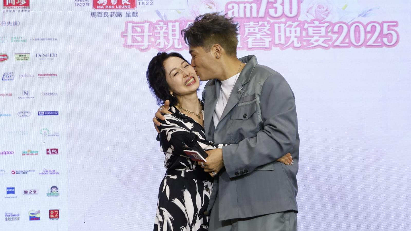 黃建東偕母出席am730晚宴 台上送花獻唱考心感動東媽